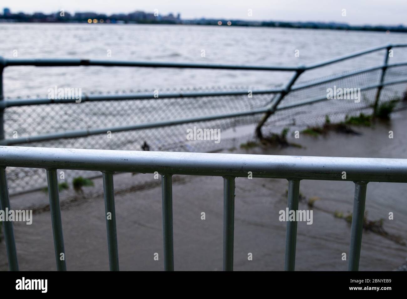 Broken Fences a Haines Point a Washington DC su una tempesta Day Pan Foto Stock