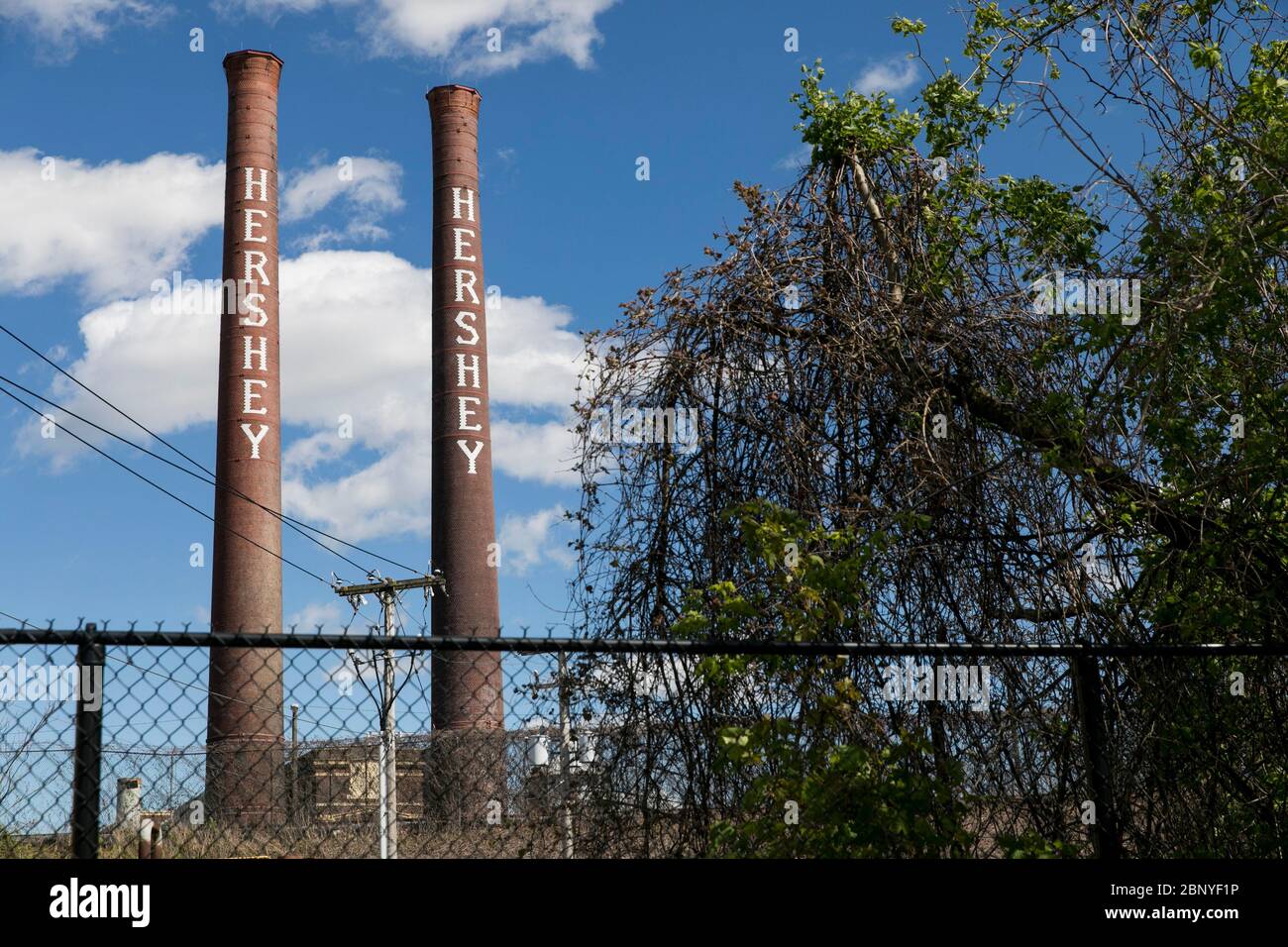 Gli smokestacks della Hershey Company (Hershey's) a Hershey, Pennsylvania il 4 maggio 2020. Foto Stock