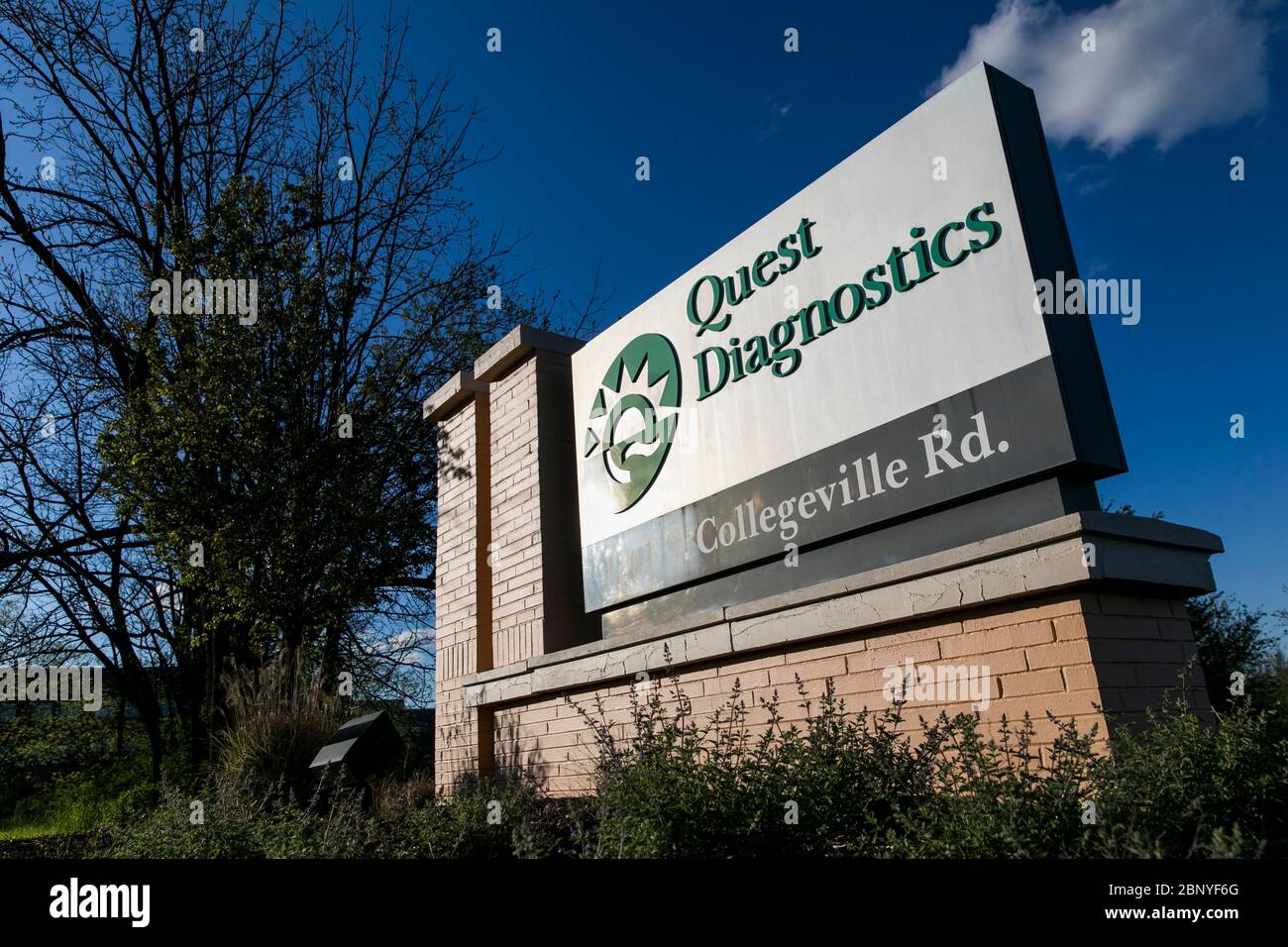 Un logo all'esterno di una struttura occupata da quest Diagnostics a Collegeville, Pennsylvania, il 4 maggio 2020. Foto Stock