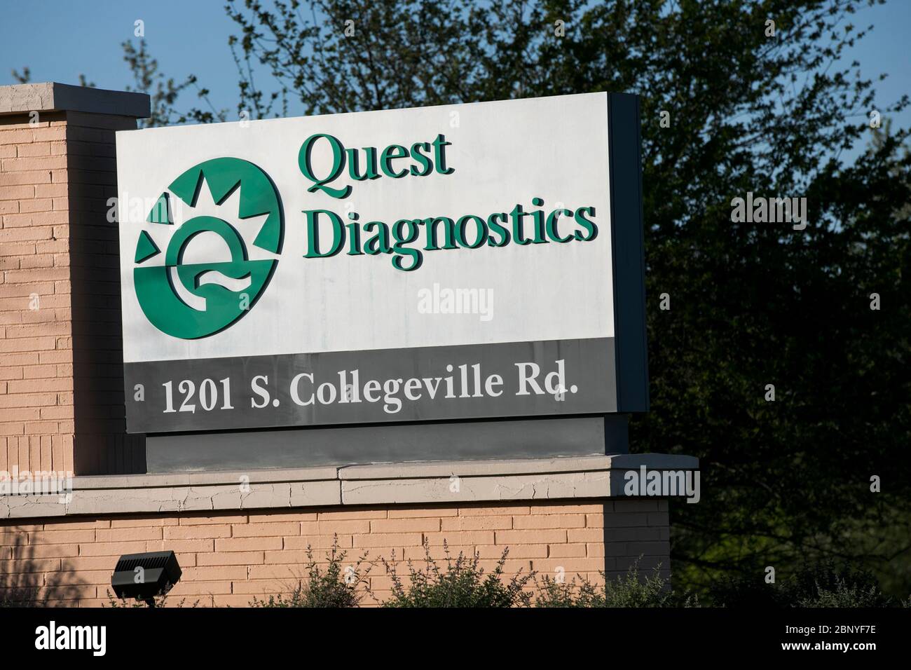 Un logo all'esterno di una struttura occupata da quest Diagnostics a Collegeville, Pennsylvania, il 4 maggio 2020. Foto Stock