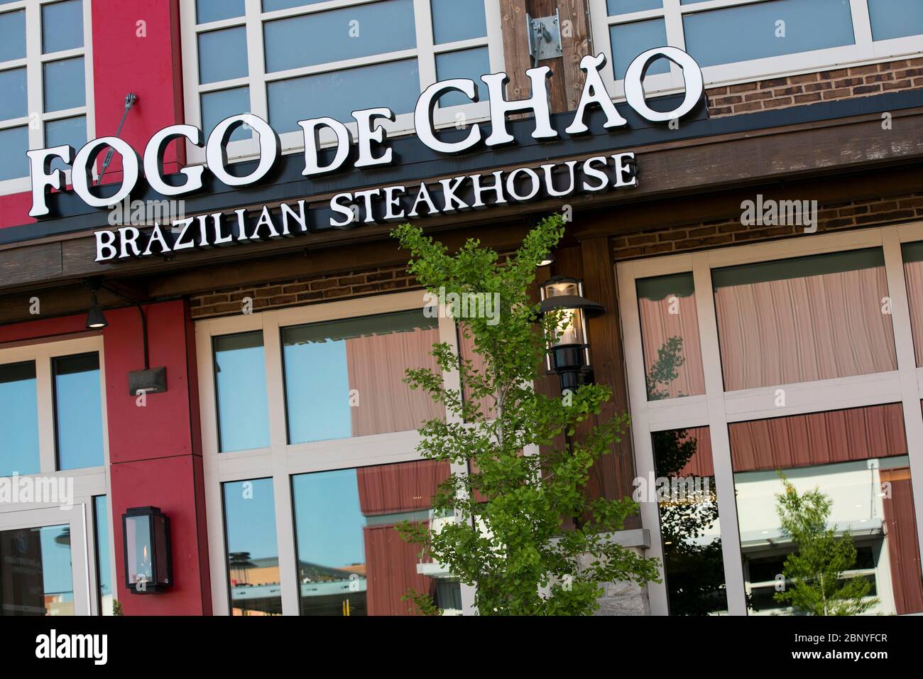 Un cartello con il logo all'esterno di un ristorante Fogo de Chao situato a King of Prussia, Pennsylvania, il 4 maggio 2020. Foto Stock