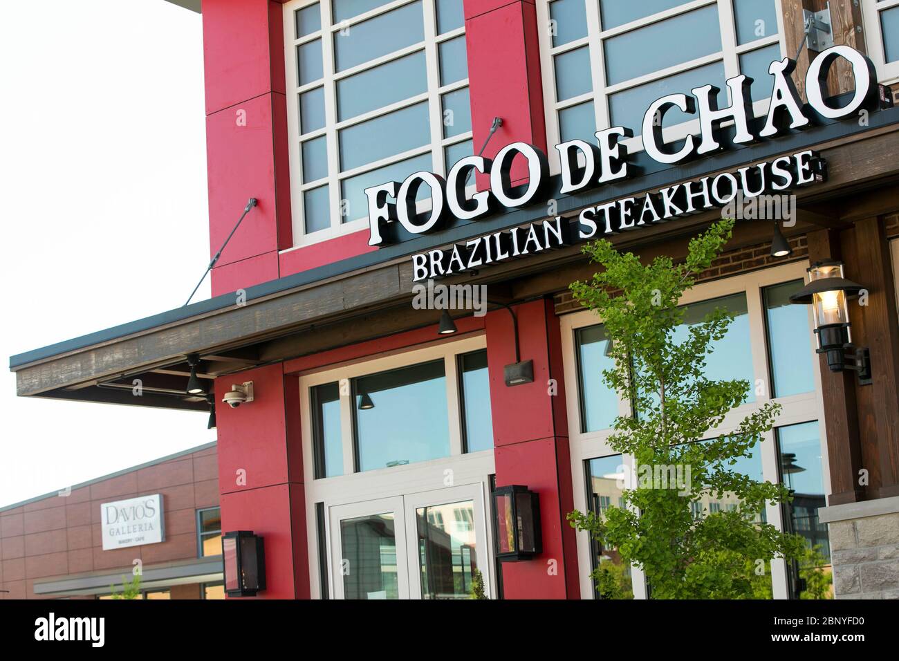 Un cartello con il logo all'esterno di un ristorante Fogo de Chao situato a King of Prussia, Pennsylvania, il 4 maggio 2020. Foto Stock