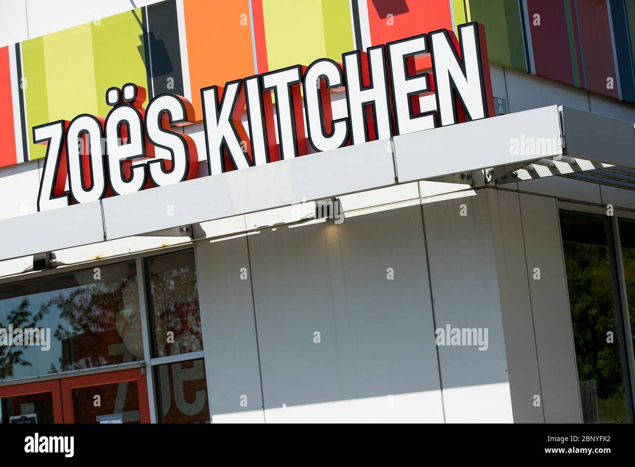 Un cartello con il logo all'esterno di un ristorante Zoes Kitchen a Plymouth Meeting, Pennsylvania, il 4 maggio 2020. Foto Stock