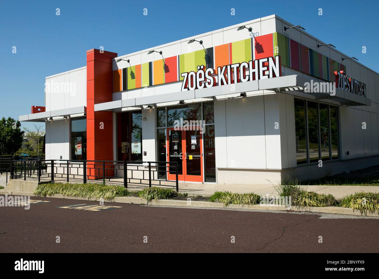 Un cartello con il logo all'esterno di un ristorante Zoes Kitchen a Plymouth Meeting, Pennsylvania, il 4 maggio 2020. Foto Stock