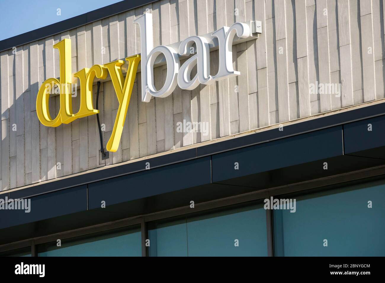 Un cartello con il logo all'esterno di un salone Drybar a King of Prussia, Pennsylvania, il 4 maggio 2020. Foto Stock