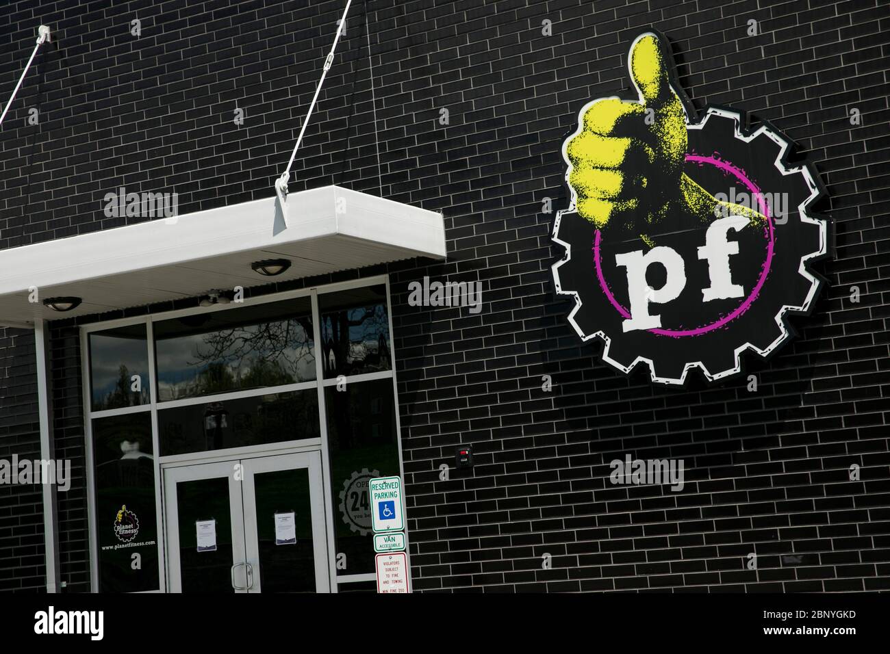 Un logo all'esterno di una struttura occupata da Planet Fitness ad Harrisburg, Pennsylvania, il 4 maggio 2020. Foto Stock
