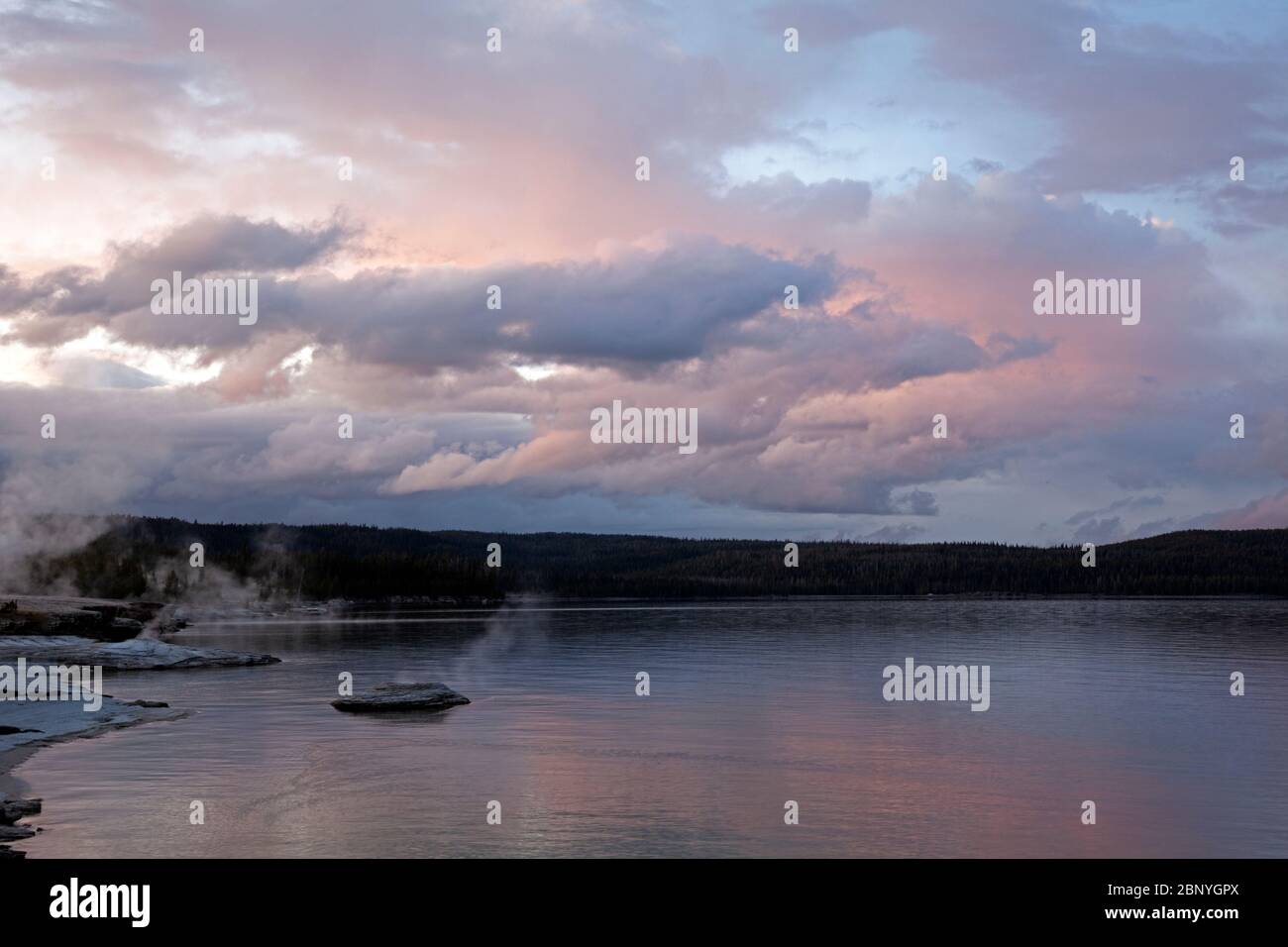 WY04389-00...WYOMING - la riva del lago Yellowstone al tramonto dal West Thumb Geyser Basin nel Parco Nazionale di Yellowstone. Foto Stock