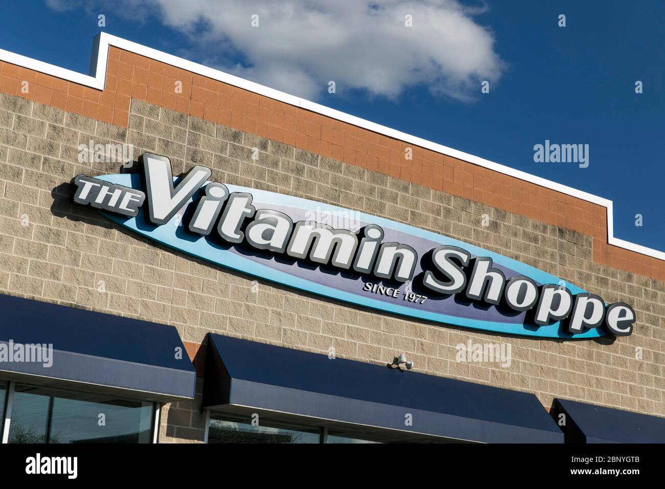 Un cartello con il logo all'esterno di un punto vendita al dettaglio Vitamin Shoppe a Wyomissing, Pennsylvania, il 4 maggio 2020. Foto Stock