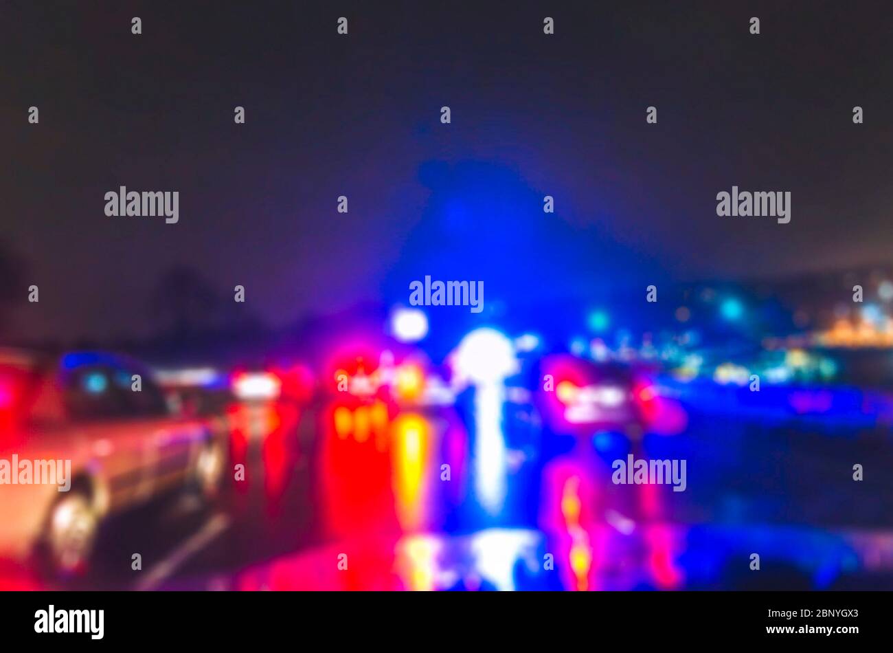 illuminazione della macchina di polizia di notte durante l'incidente sulla strada . -sfocato. Foto Stock