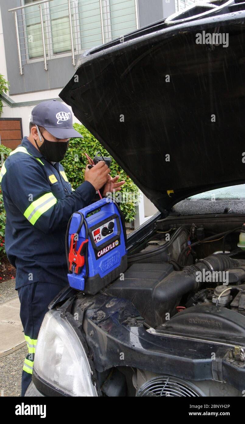 il servizio di assistenza stradale aaa cambia la batteria per il cliente in una strada di sausalito calif Foto Stock