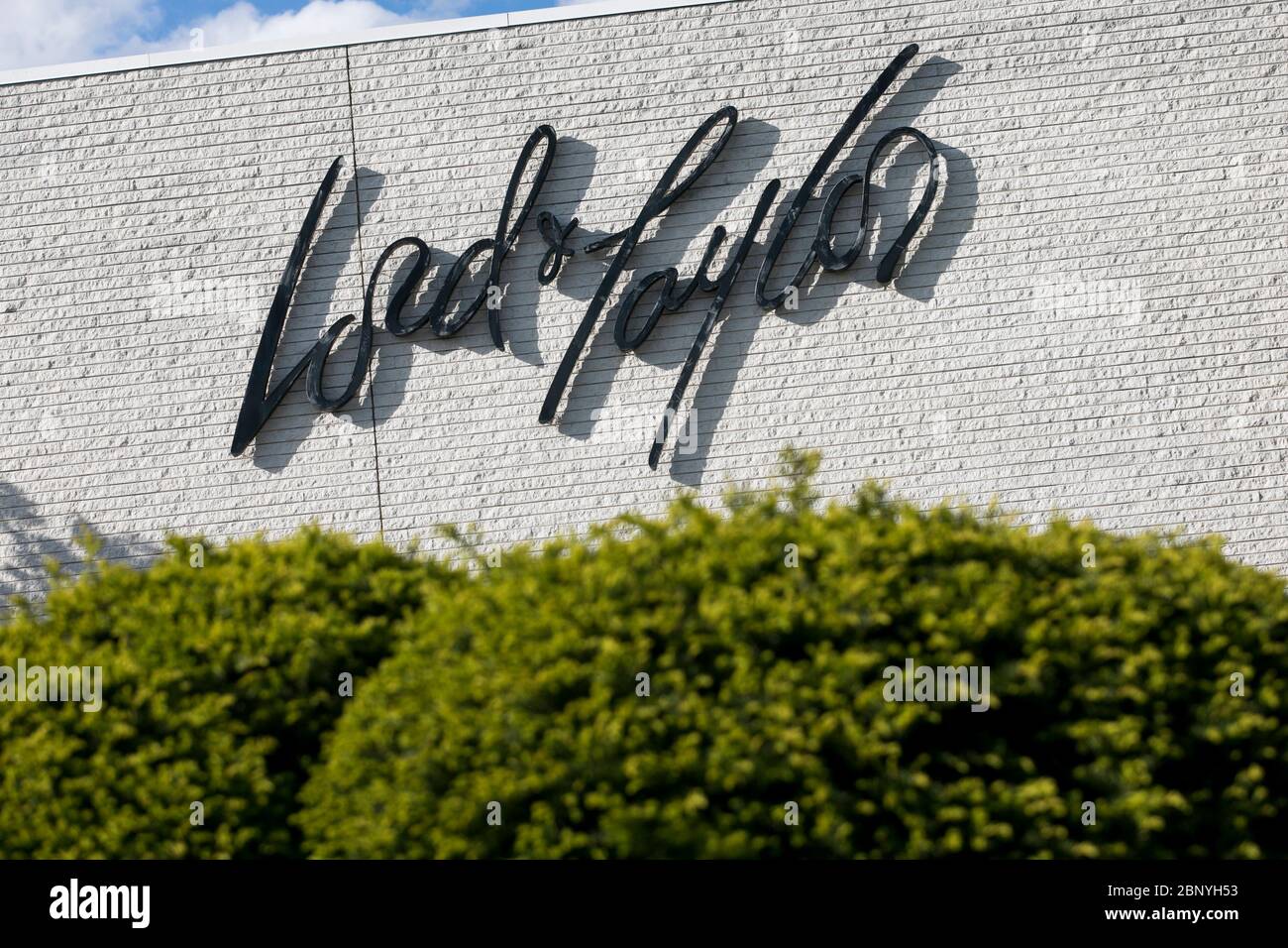 Un cartello con il logo all'esterno di un grande magazzino Lord & Taylor a Rockville, Maryland, il 7 maggio 2020. Foto Stock