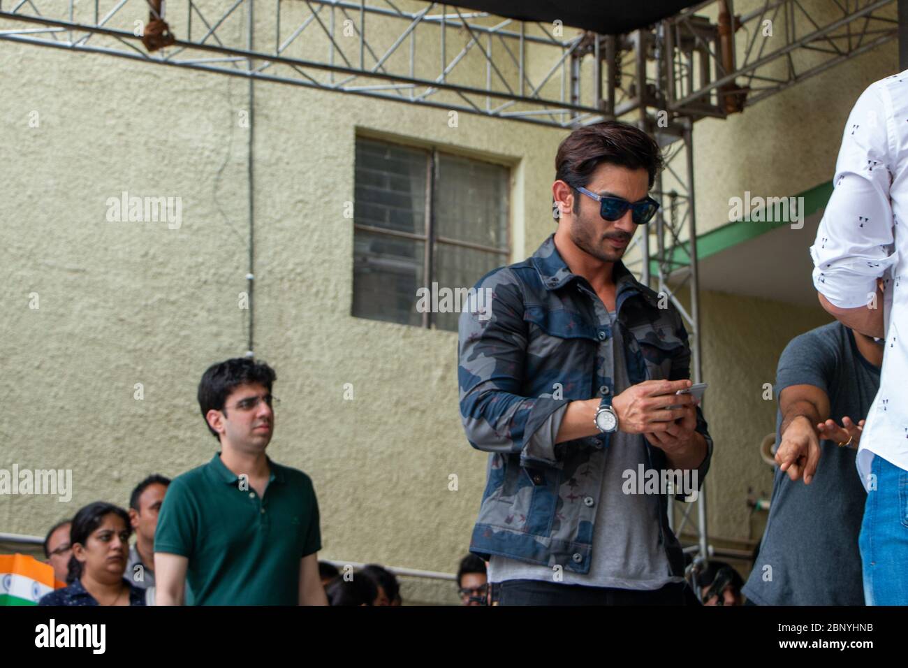 New Delhi, Delhi / India - 08/11/2016: L'attore di Bollywood Sushant Singh Rajput al lancio del trailer del film di MS Dhoni alla sua scuola con Mahendra Singh Foto Stock