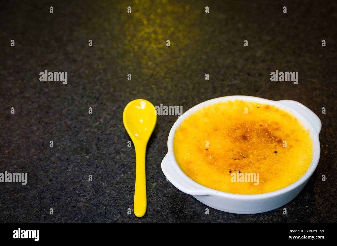 Tradizionale creme brulee, dessert francese a base di uova, panna fresca, latte e zucchero, cotto lentamente in un bagno d'acqua, con una croccante caramello. Foto Stock