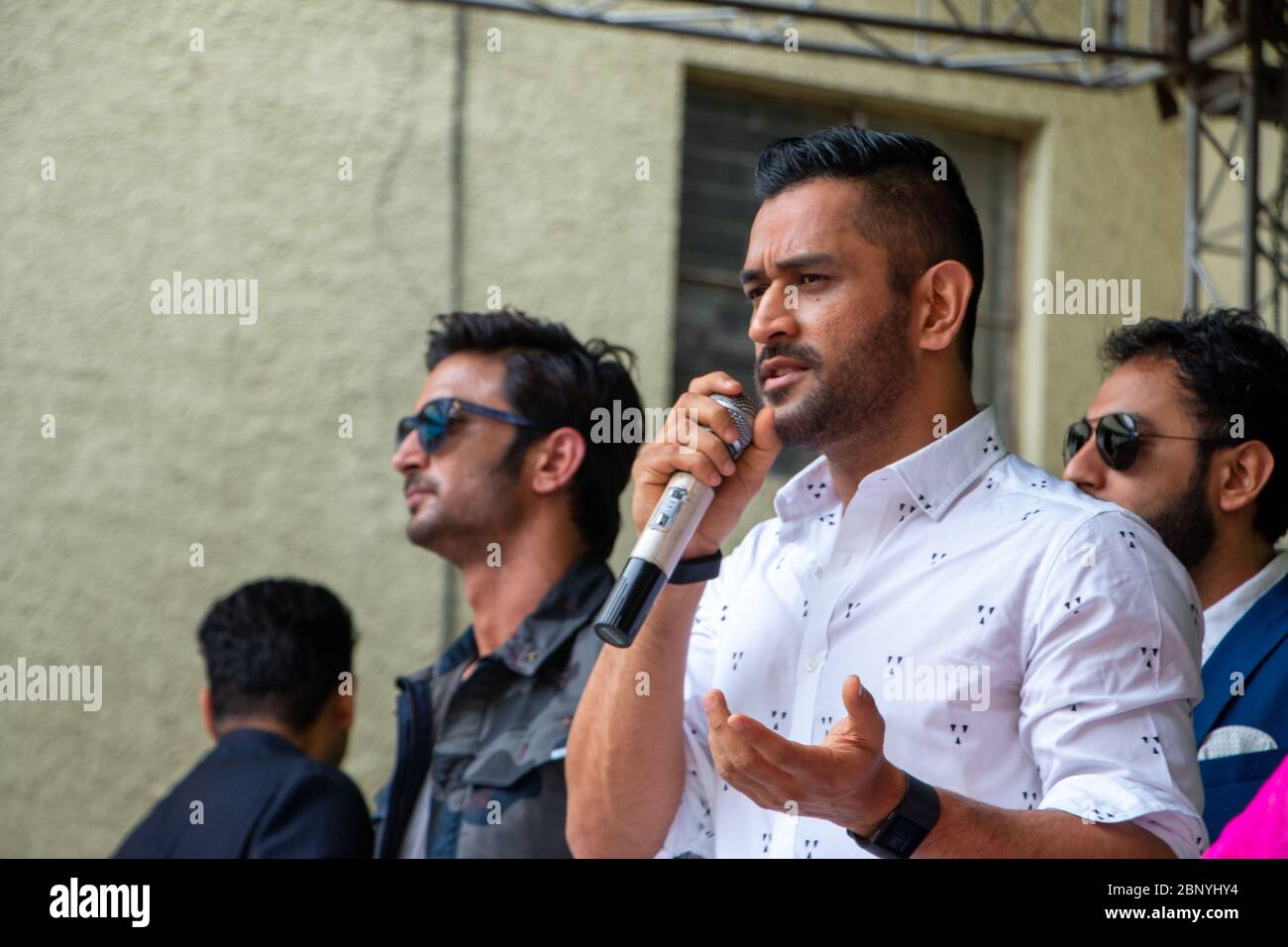 New Delhi, Delhi / India - 08/11/2016: Il cricchiolio indiano Mahender Singh Dhoni al lancio del trailer del film di M.S. Dhoni con Sushant Singh Rajput. Foto Stock