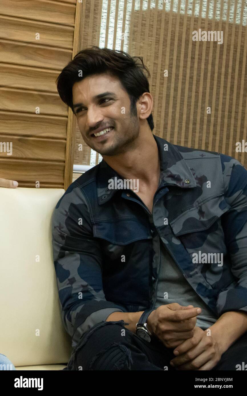 New Delhi, Delhi / India - 08/11/2016: L'attore di Bollywood Sushant Singh Rajput al lancio del trailer del film di MS Dhoni alla sua scuola con Mahendra Singh Foto Stock