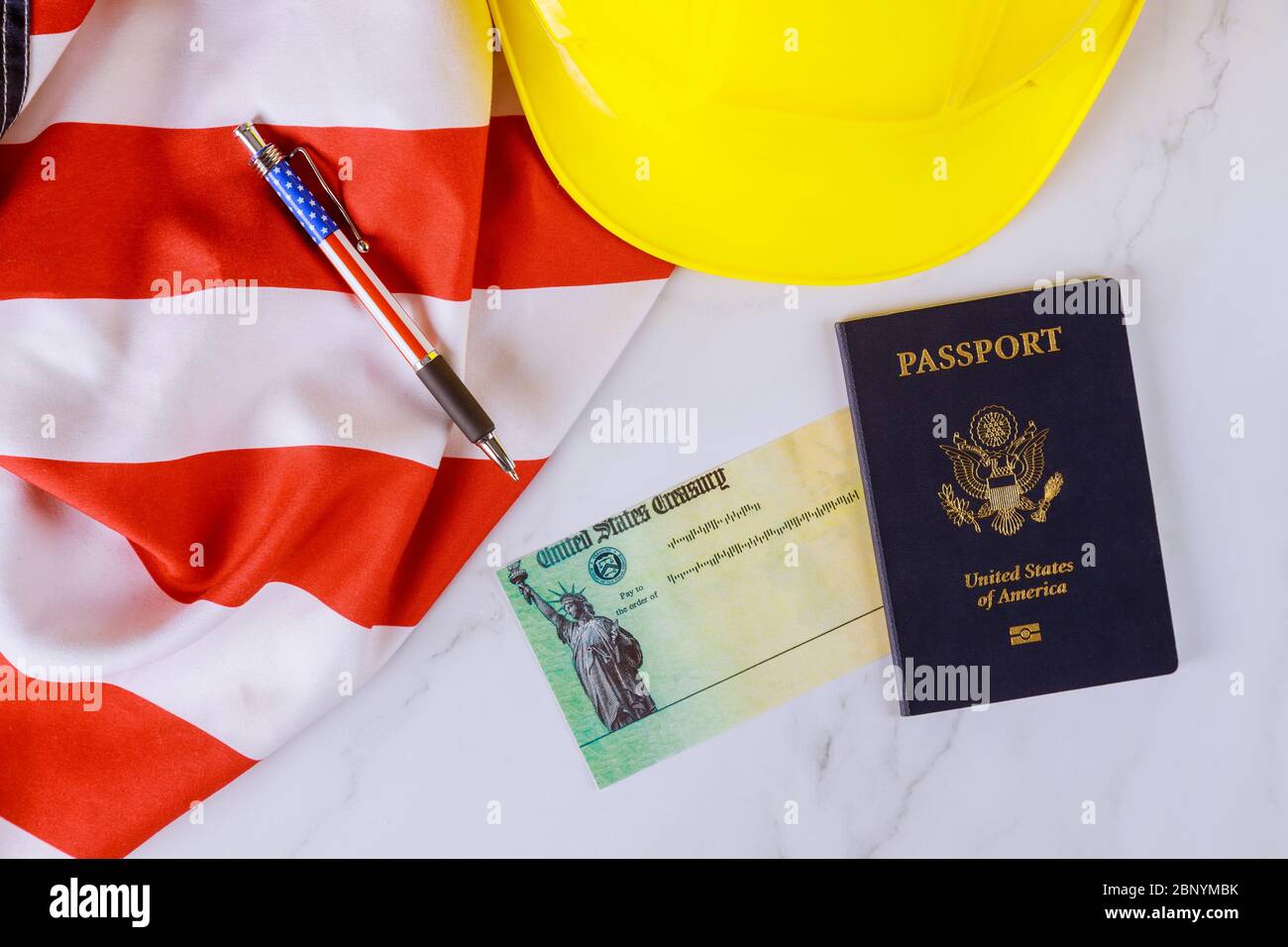 Bandiera americana su Stimulus assegno di soccorso finanziario al passaporto degli Stati Uniti in elmetto giallo Foto Stock