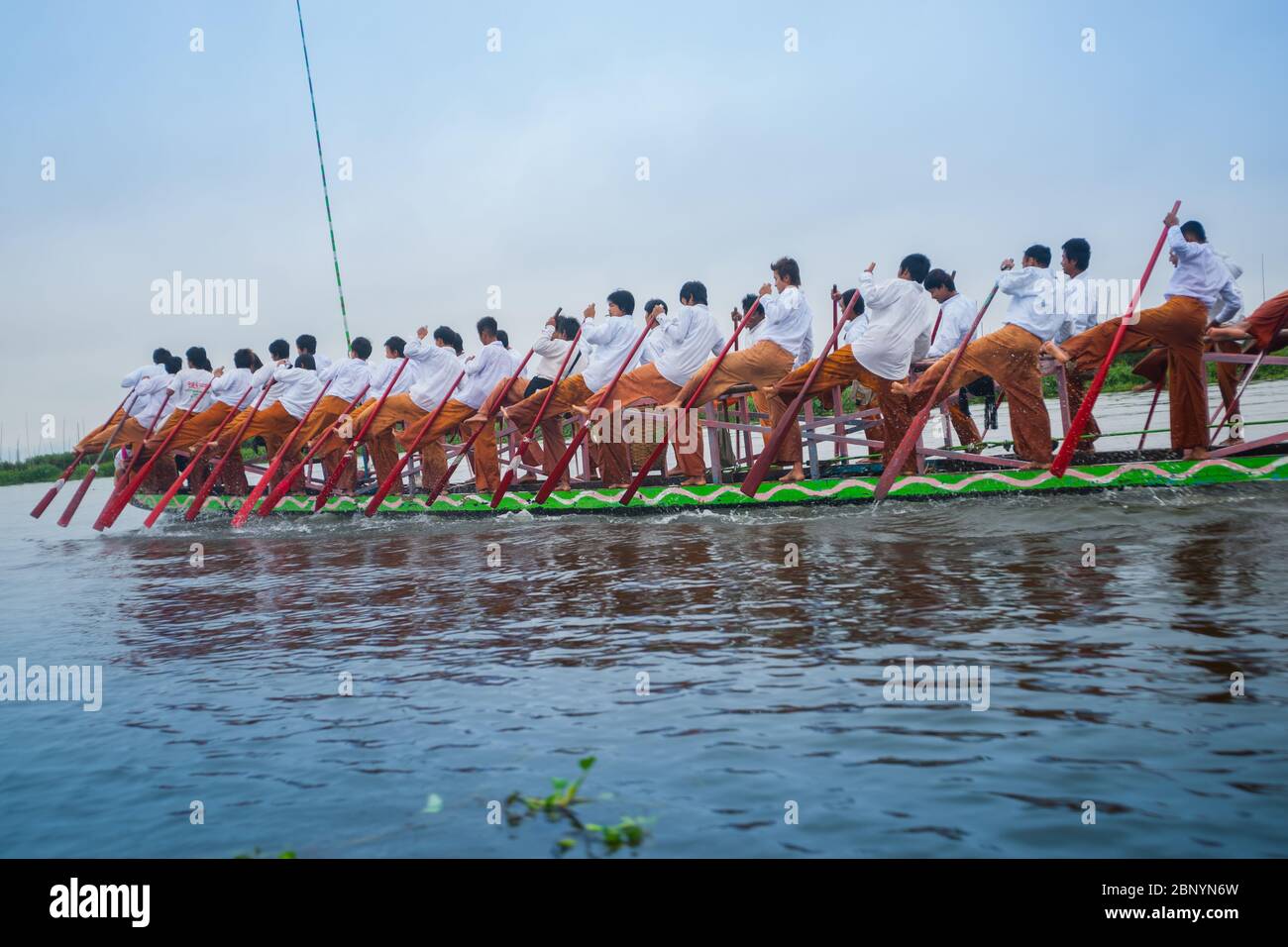 Lago Inle Myanmar - 3 novembre 2013; : gara di barche nel festival Phaung Daw Oo. Lago Inle, Myanmar (Birmania). Phaung Daw Oo, il festival più grande Foto Stock