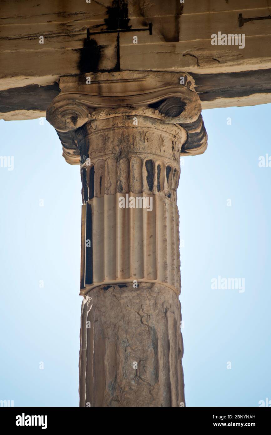 L'Erechtheion, particolare della capitale dorica. Acropoli di Atene, Grecia Foto Stock