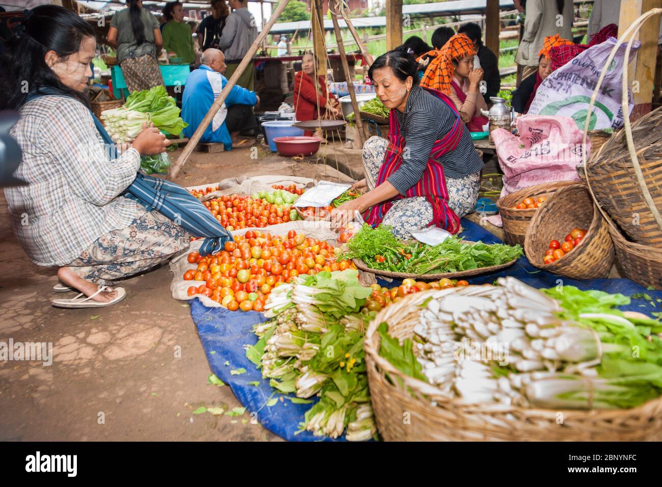 Lago Inle Myanmar - 3 novembre 2013; le donne a Inle Lake galleggianti mercati di vendita i loro prodotti e prodotti. Foto Stock