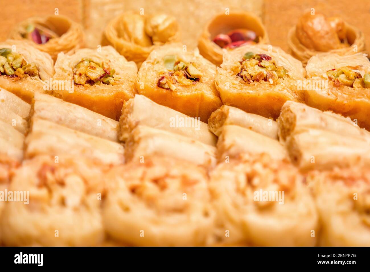 Industria alimentare dolce. Gustosa baklava dolce. Turkish Ramadan Dessert Baklava presentato. Cibo dolce di fondo. Catering witn dolce tavolo. Cibo dolce Foto Stock