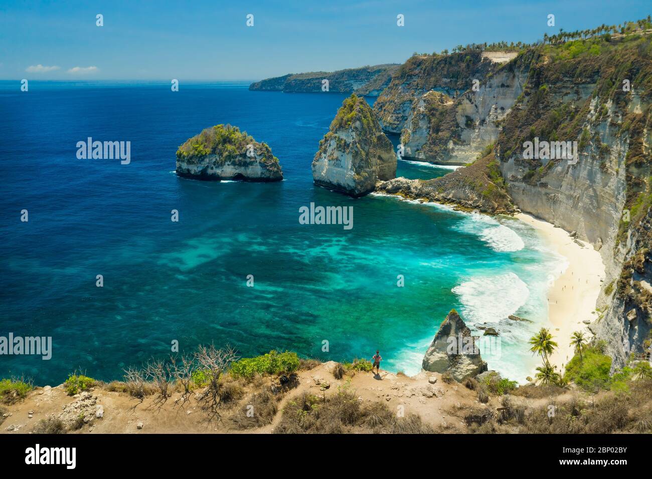 Viaggio con vista aerea in cima alla scogliera di montagna sullo sfondo, splendido paesaggio naturale Diamond Beach, Bali Indonesia Foto Stock