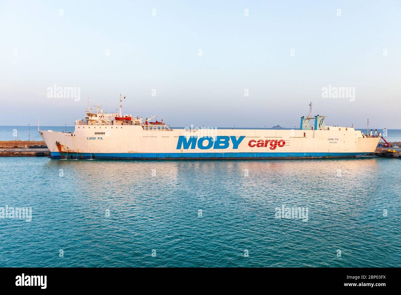 Piombino, Italia. 24 giugno 2016: Traghetto 'Moby' per l'Isola d'Elba in Italia. Trasporto nave, barca per il trasporto di persone e merci verso l'isl italiano Foto Stock
