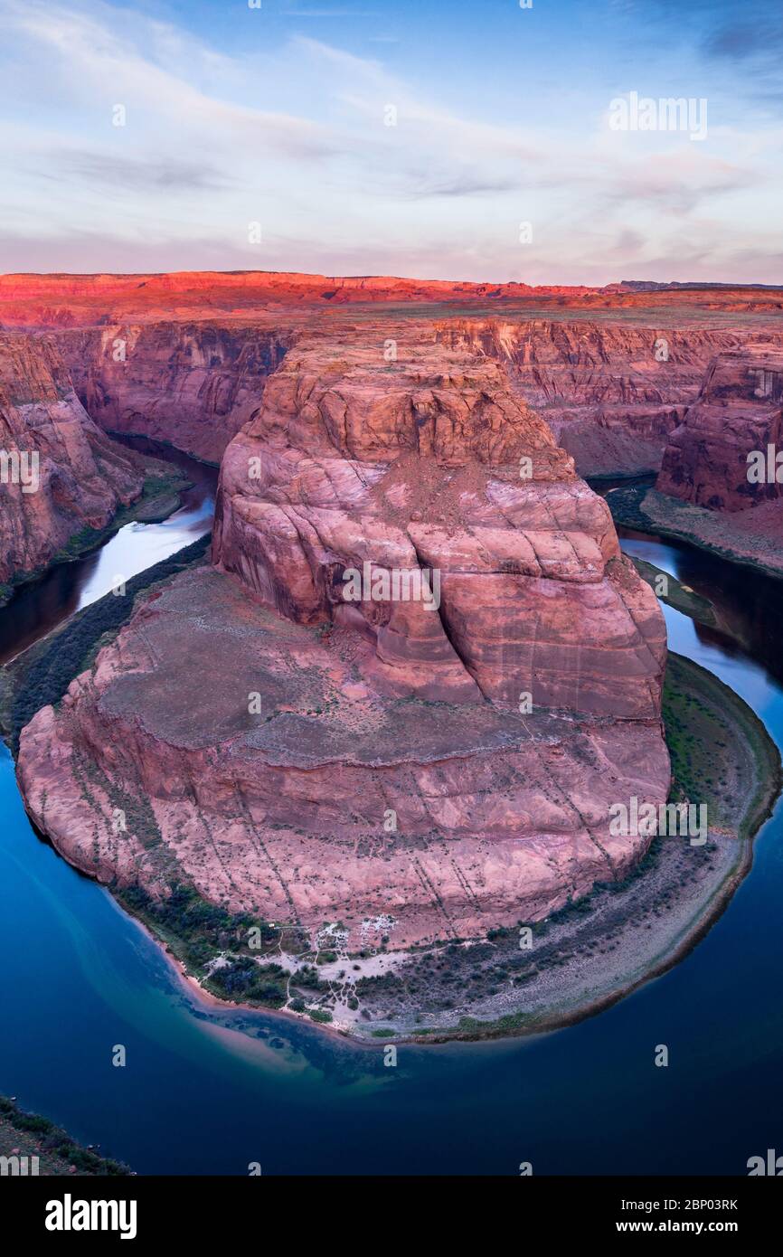 Curva a ferro di cavallo a sunrise con il fiume Colorado che scorre intorno attraverso il canyon, Arizona Foto Stock