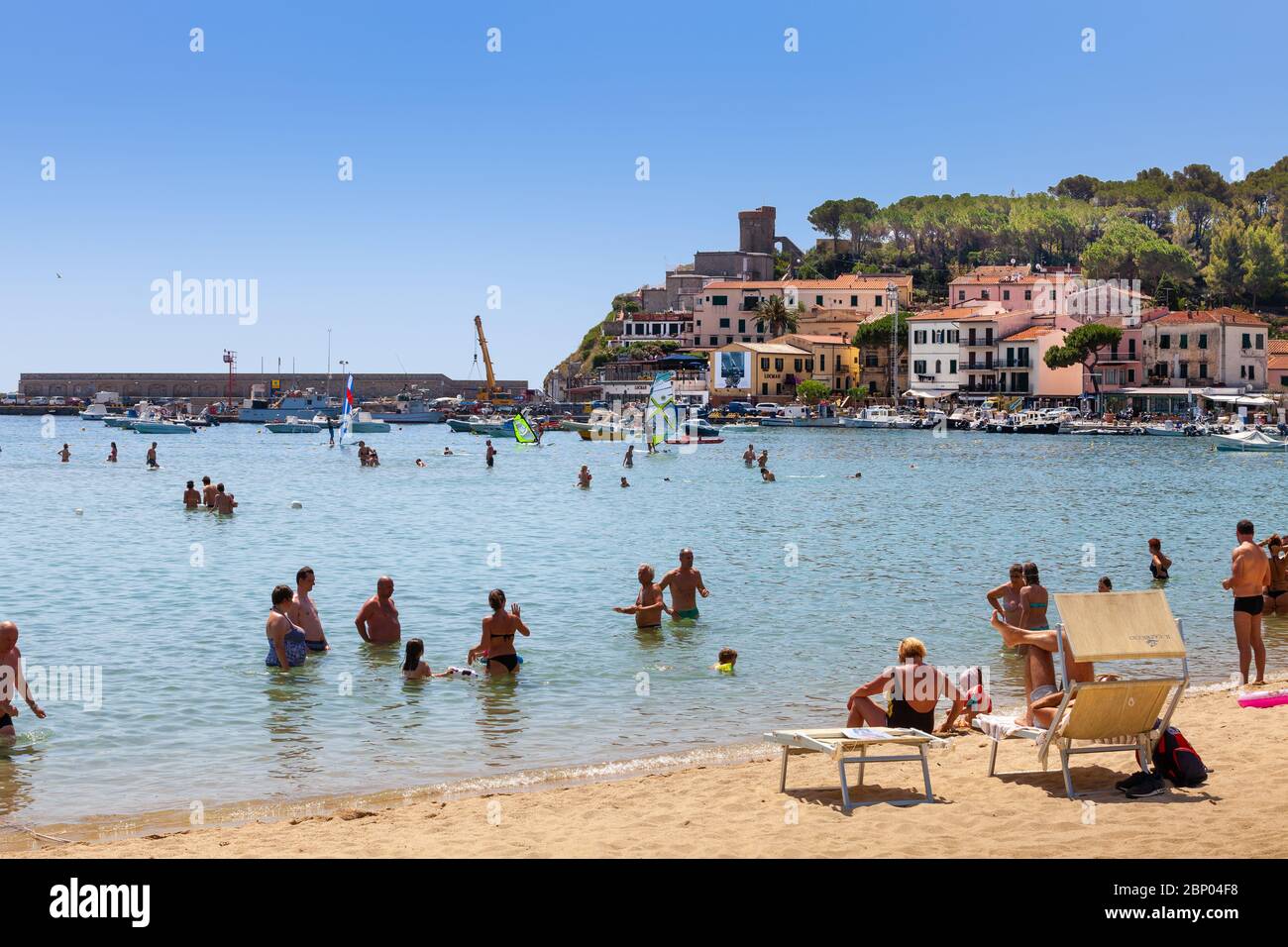 Marina di campo, Italia. 25 giugno 2016: Piccolo paese sulla costa dell'Isola d'Elba in Italia. Numerose persone in vacanza al mare. Vista delle case a Foto Stock