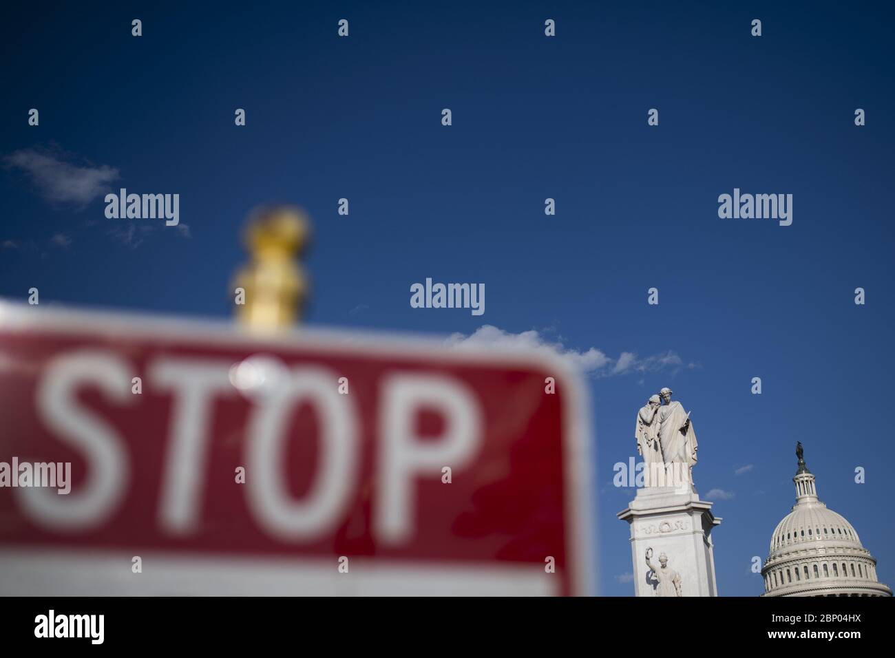 Pechino, Cina. 17 maggio 2020. L'edificio del Campidoglio degli Stati Uniti è stato visto a Washington, DC, il 13 maggio 2020. PER ANDARE CON XINHUA TITOLI DEL 17 MAGGIO 2020 credito: Liu Jie/Xinhua/Alamy Live News Foto Stock
