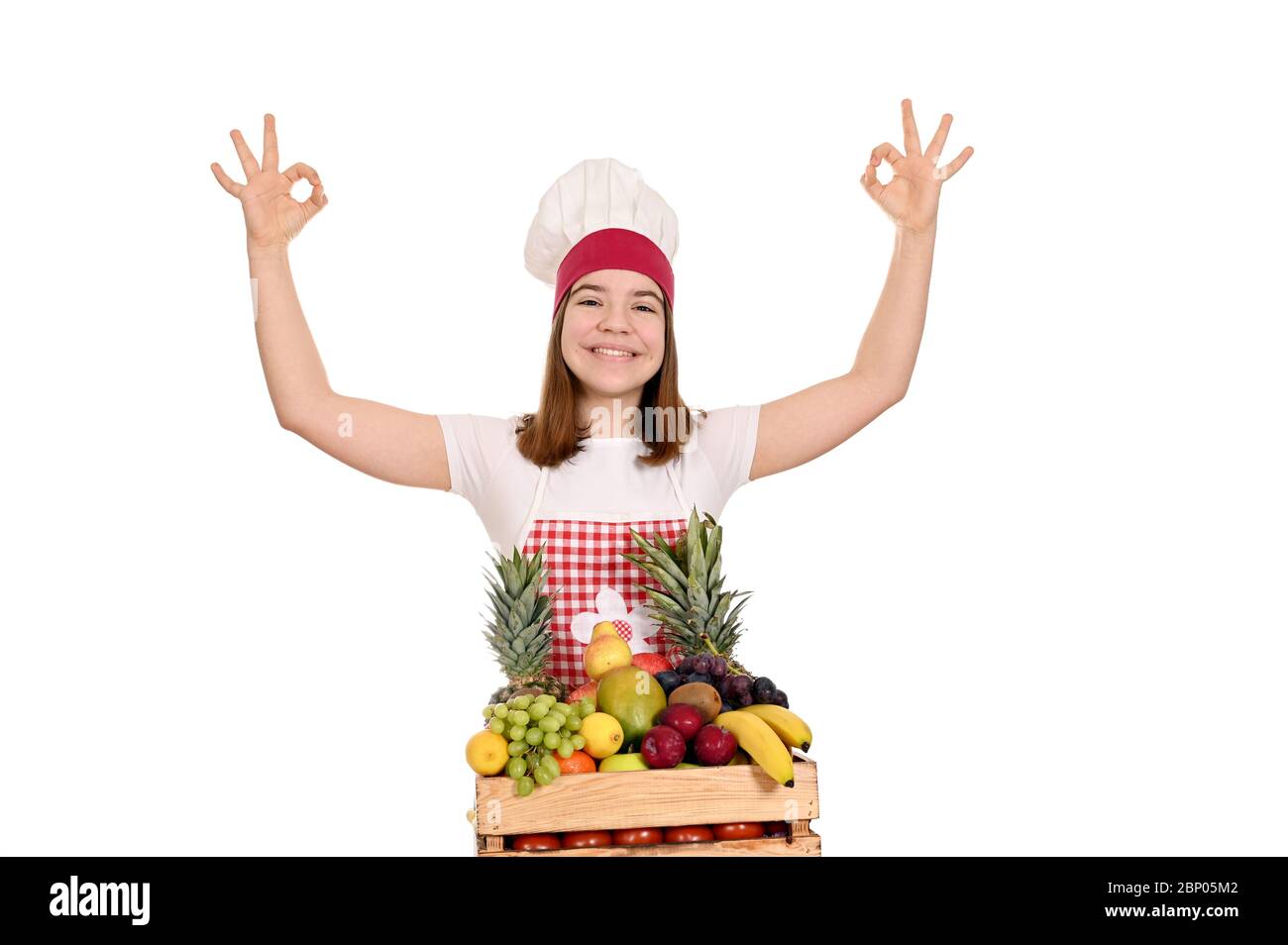 buona cuoca con frutta diversa e ok segno mano Foto Stock