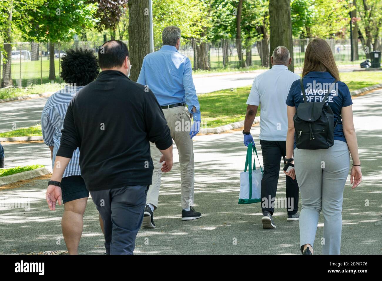 New York, Stati Uniti. 16 maggio 2020. Bill de Blasio, sindaco di New York, cammina attraverso il Parco Corona di Flushing Meadows per distribuire maschere gratuite per parcheggiare i portiere nel quartiere Queens di New York. Credit: SOPA Images Limited/Alamy Live News Foto Stock