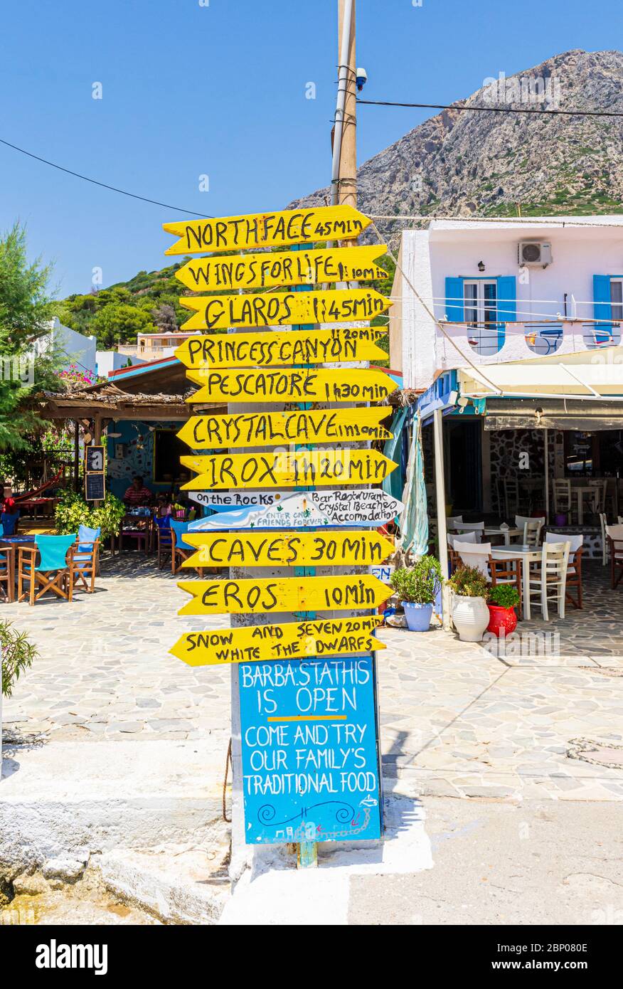 Un cartello affollato nella piccola città portuale dell'isola di Telendos, Kalymnos, Dodecanese, Grecia Foto Stock