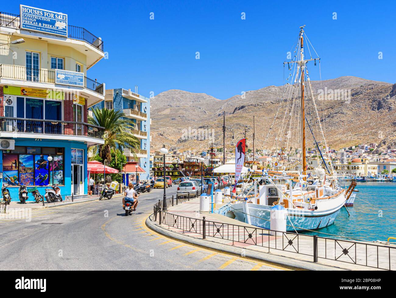 Strada lungomare intorno al porto di Pothia Town, Kalymnos, Dodecanese, Grecia Foto Stock