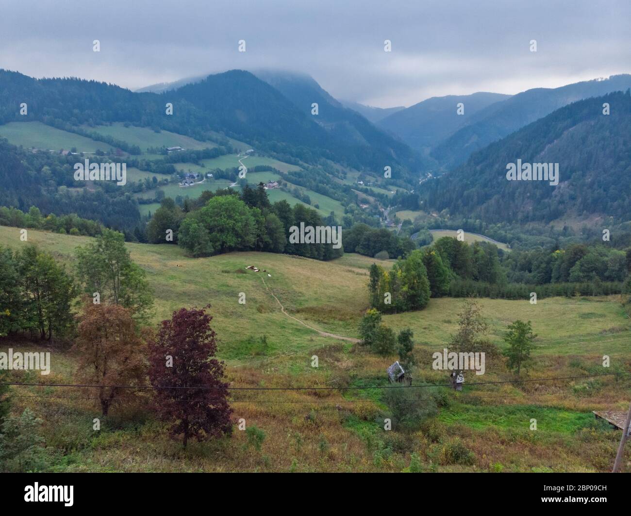 Splendida vista panoramica sulle colline e sulle montagne vicino alla città di Annaberg, in bassa Austria. Foto dall'alto scattata sul drone. Foto Stock