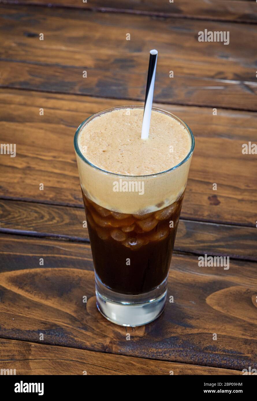 Caffè greco freddo espresso su un tavolo in Grecia Foto Stock