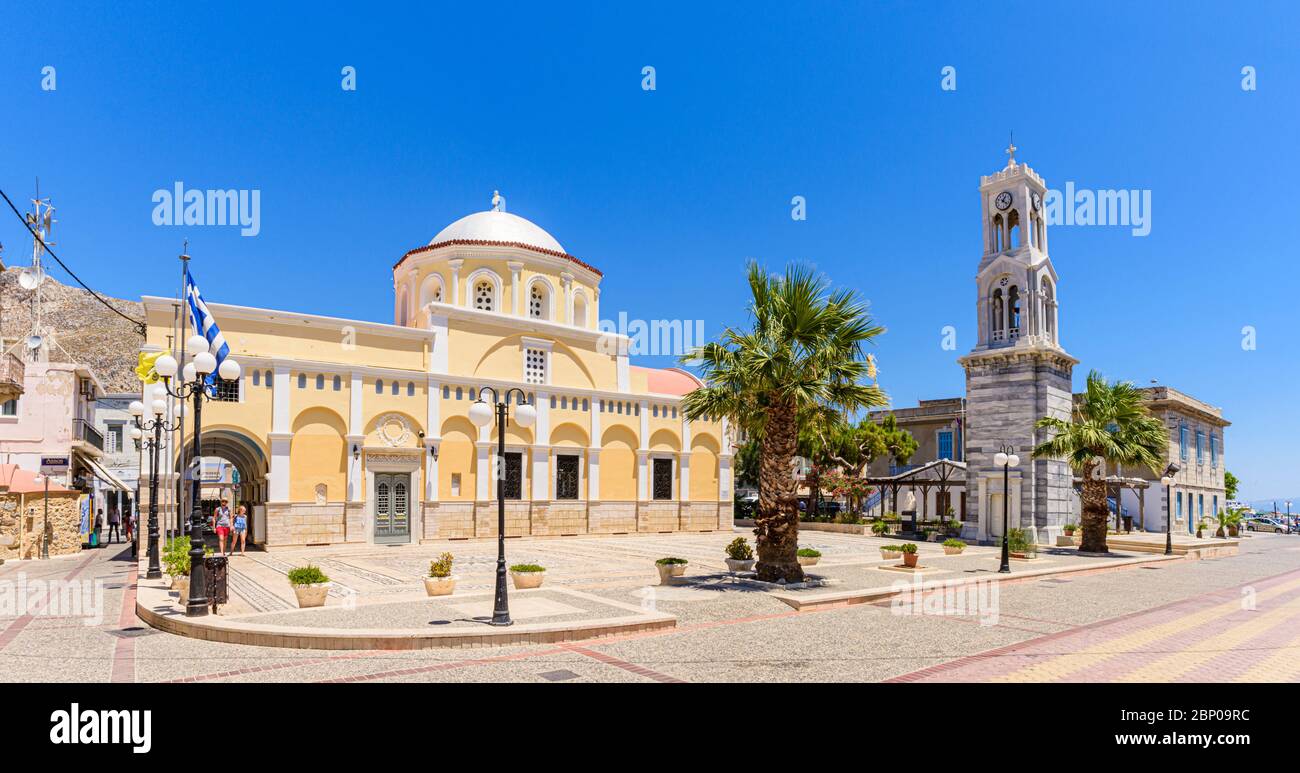 Panorama della piazza centrale comunale e della Cattedrale greco-ortodossa nella città di Pothia, Dodecanese, Kalymnos, Grecia Foto Stock