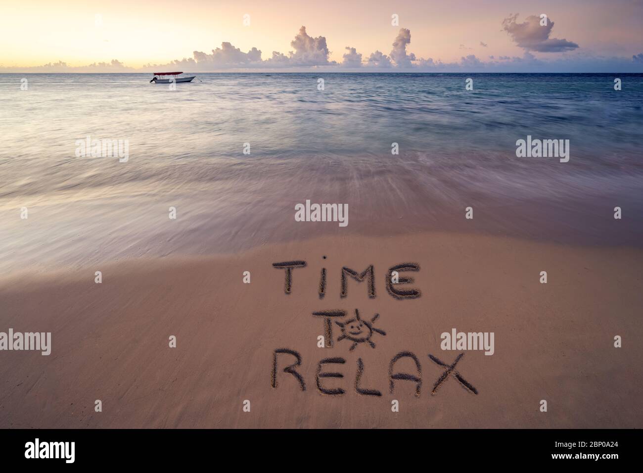 Tempo scritto a mano per rilassarsi sulla spiaggia di sabbia al tramonto, relax e concetto estivo, la spiaggia della repubblica Dominicana. Foto Stock