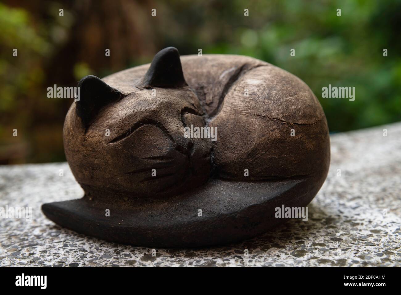 Gatto con intaglio in legno per la decorazione domestica Foto Stock