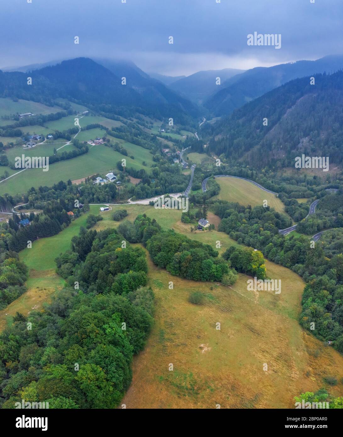 Splendida vista panoramica sulle colline e le montagne vicino alla città di Annaberg nel quartiere Lilienfeld, Bassa Austria. Foto dall'alto scattata sul drone. Foto Stock