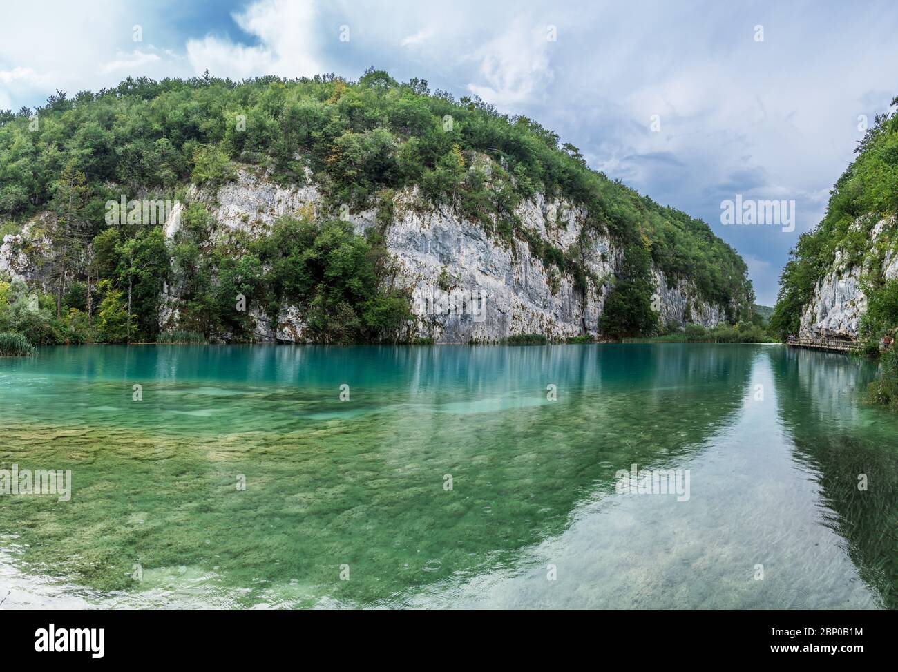 Il Parco Nazionale dei Laghi di Plitvice è uno dei più antichi e più grandi parchi nazionali della Croazia e patrimonio dell'umanità dell'UNESCO. Viaggiare in Europa. Foto Stock