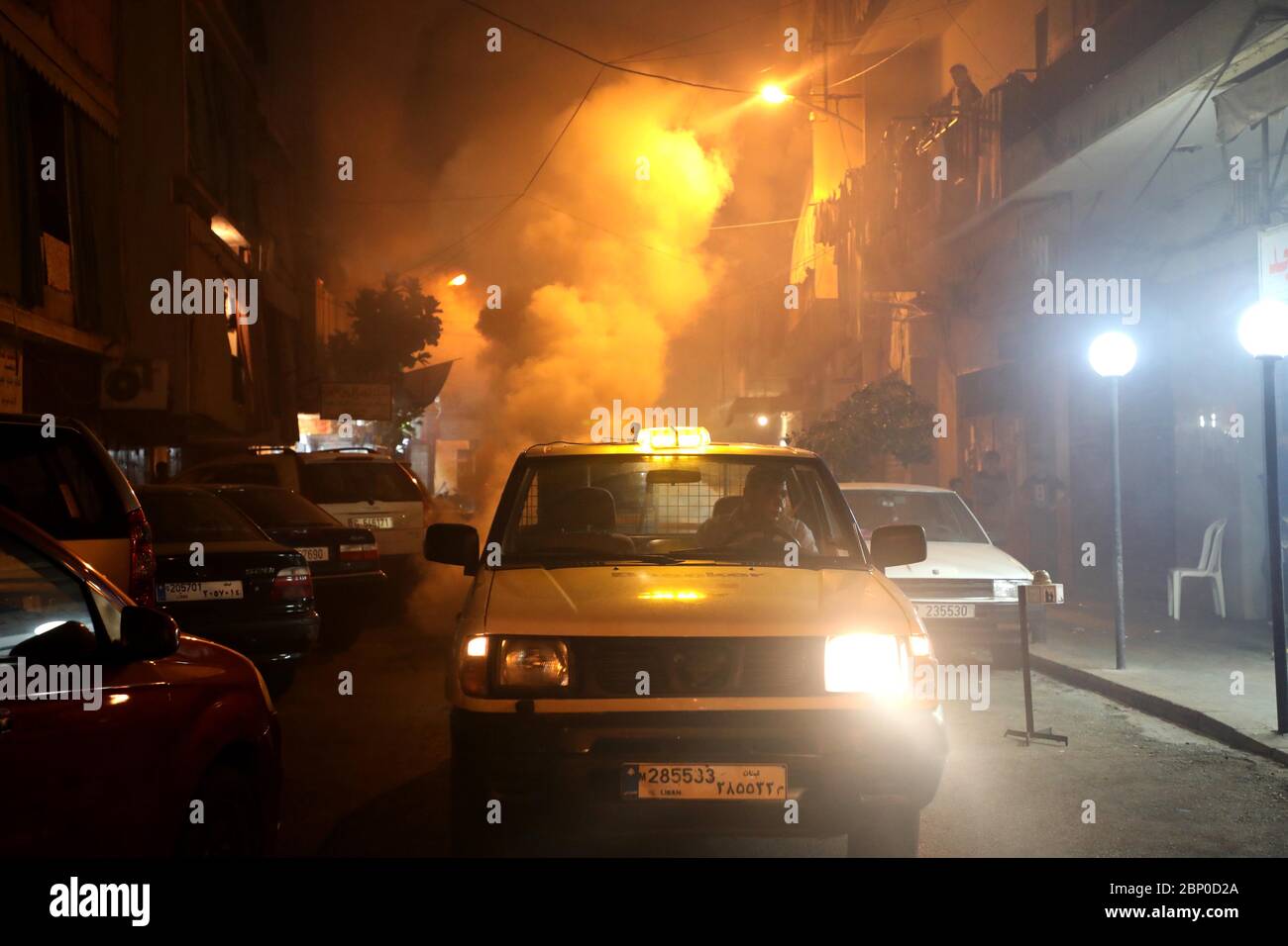 Beirut, Libano. 16 maggio 2020. Un veicolo di controllo di peste spruzzi i pesticidi per contribuire a combattere gli sciami degli insetti a Beirut, capitale del Libano, 16 maggio 2020. Grandi sciami di insetti, compresi gli scarafaggi e le scarafaggi, hanno invaso all'inizio del venerdì mattina un certo numero di villaggi libanesi e campi per sfollati siriani nel Libano orientale. Gli sciami hanno raggiunto anche la capitale Beirut e altre città del sud, tra cui Sidon, la National News Agency ha riferito. Credit: Bilal Jawich/Xinhua/Alamy Live News Foto Stock