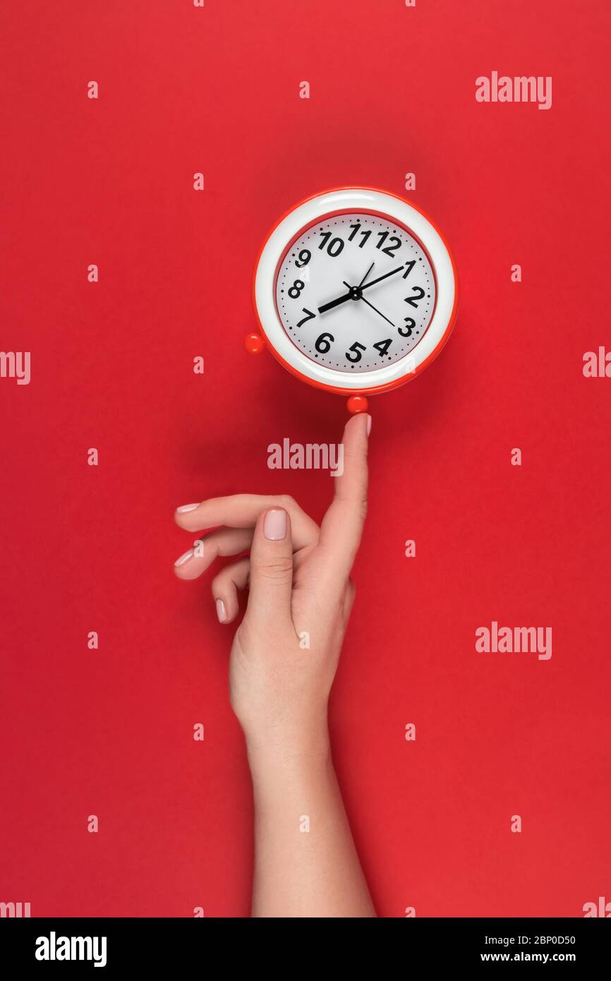 La sveglia è impostata per le ore 7. L'orologio mostra 07 ore 5 minuti. Foto Stock