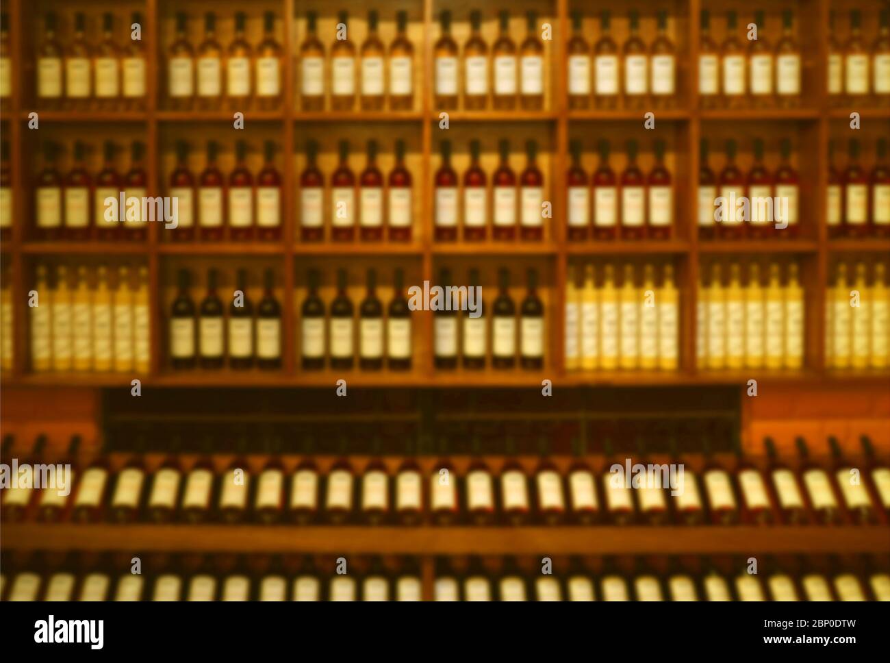 Astratto sfocato di bottiglie di vino visualizzate su scaffale di legno per sfondo o carta da parati Foto Stock