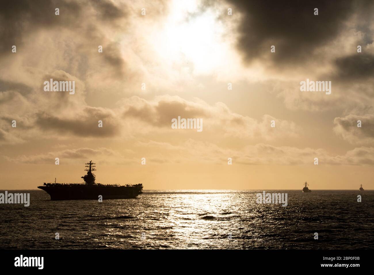 200514-N-NC885-1007 Oceano Pacifico (14 maggio 2020) la portaerei USS Nimitz (CVN 68) e i cacciatorpediniere missilistici guidati di classe Arleigh Burke USS Ralph Johnson (DDG 114) e USS Halsey (DDG 97) salgono in formazione durante un esercizio di unità di addestramento composito (COMPTUEX) come parte del gruppo di Strike di Nimitz (CSG). COMPTUEX è un'attività intensiva progettata per integrare completamente le unità del CSG, testando al contempo la sua capacità nel suo complesso di effettuare operazioni di combattimento sostenuto dal mare. (STATI UNITI Navy foto di Mass Communication Specialist Seaman apprendista Drace Wilson/rilasciato) Foto Stock