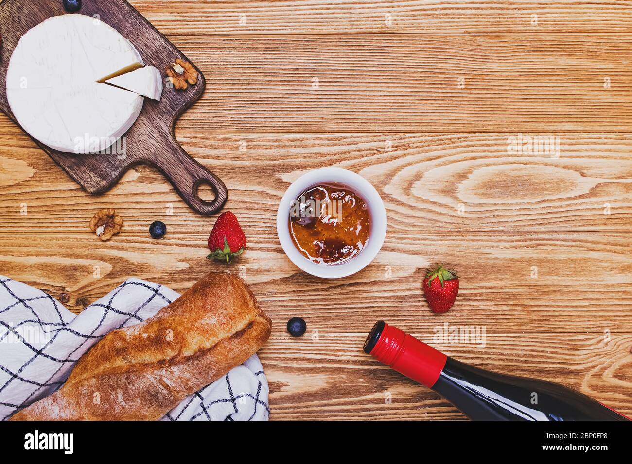 Formaggio, pane di vino e fragole. Foto Stock