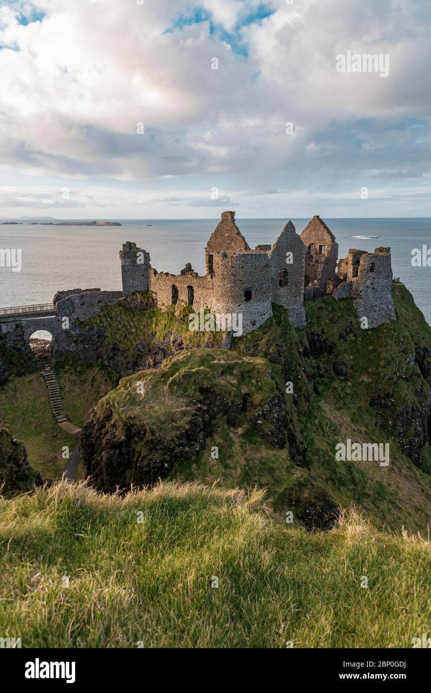 Castello sulla costa settentrionale della contea di Antrim, Irlanda del Nord Foto Stock