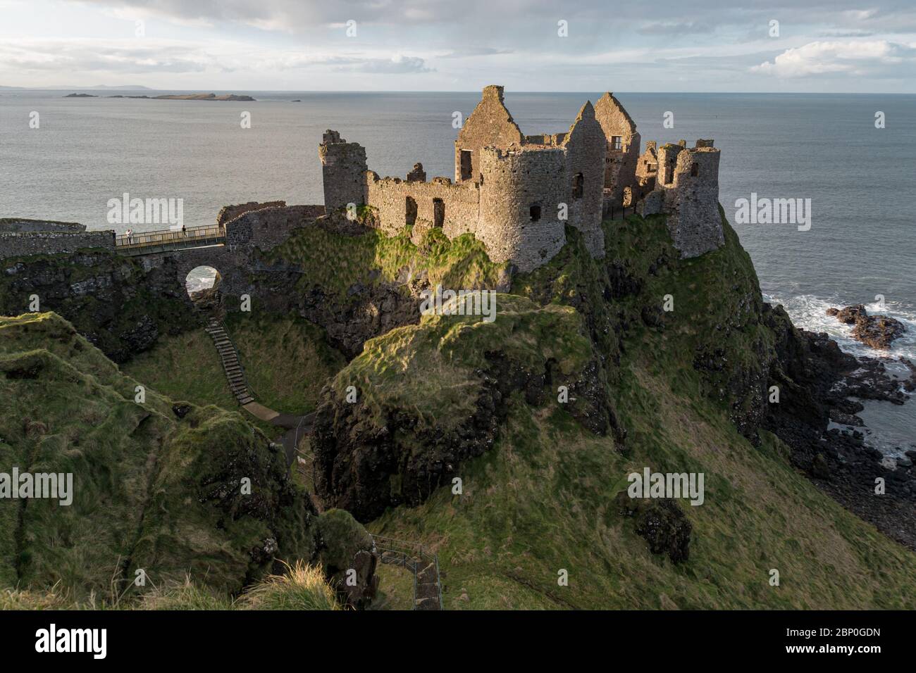 Castello sulla costa settentrionale della contea di Antrim, Irlanda del Nord Foto Stock