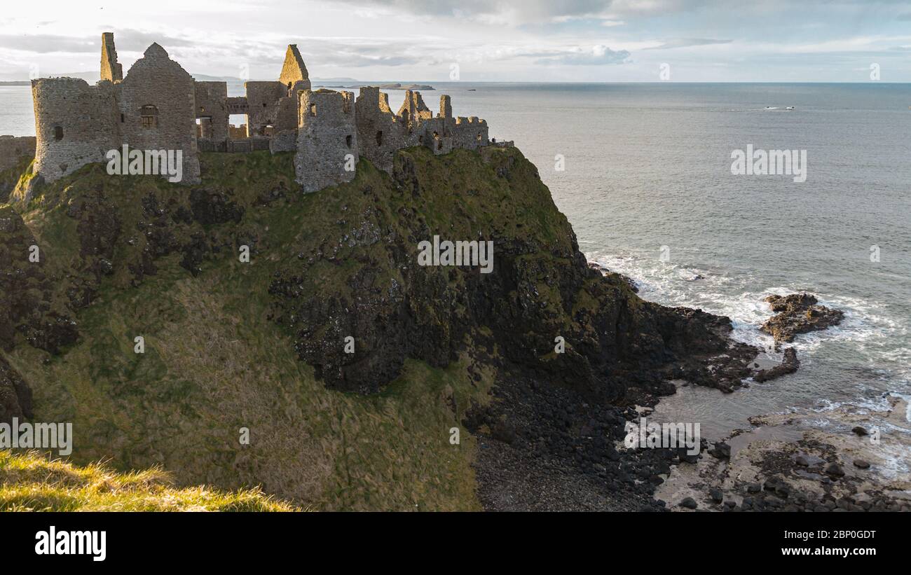 Castello sulla costa settentrionale della contea di Antrim, Irlanda del Nord Foto Stock