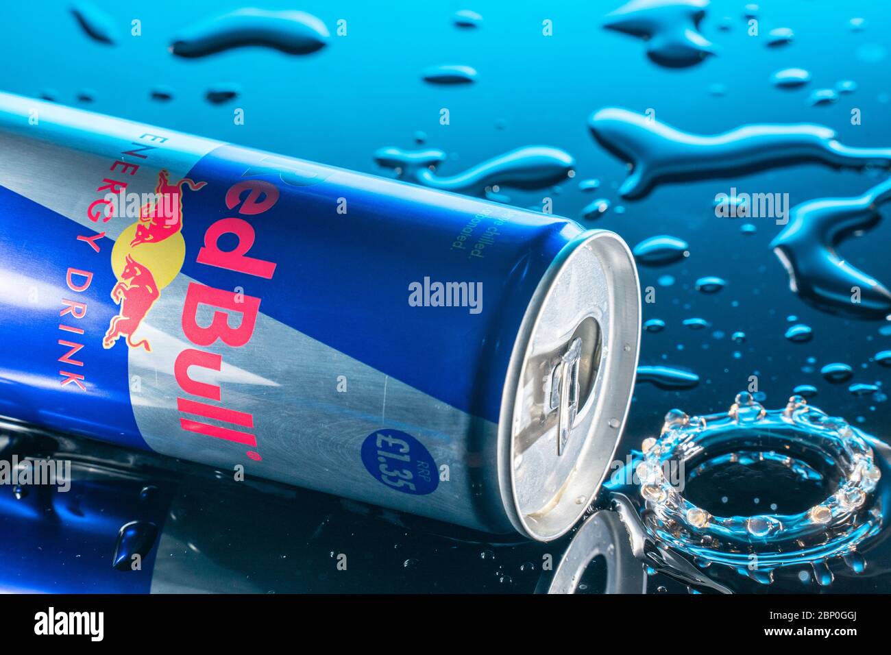 Bedford, Regno Unito, maggio 16,2020. Red Bull è una bevanda energetica venduta dalla Red Bull GmbH Foto Stock