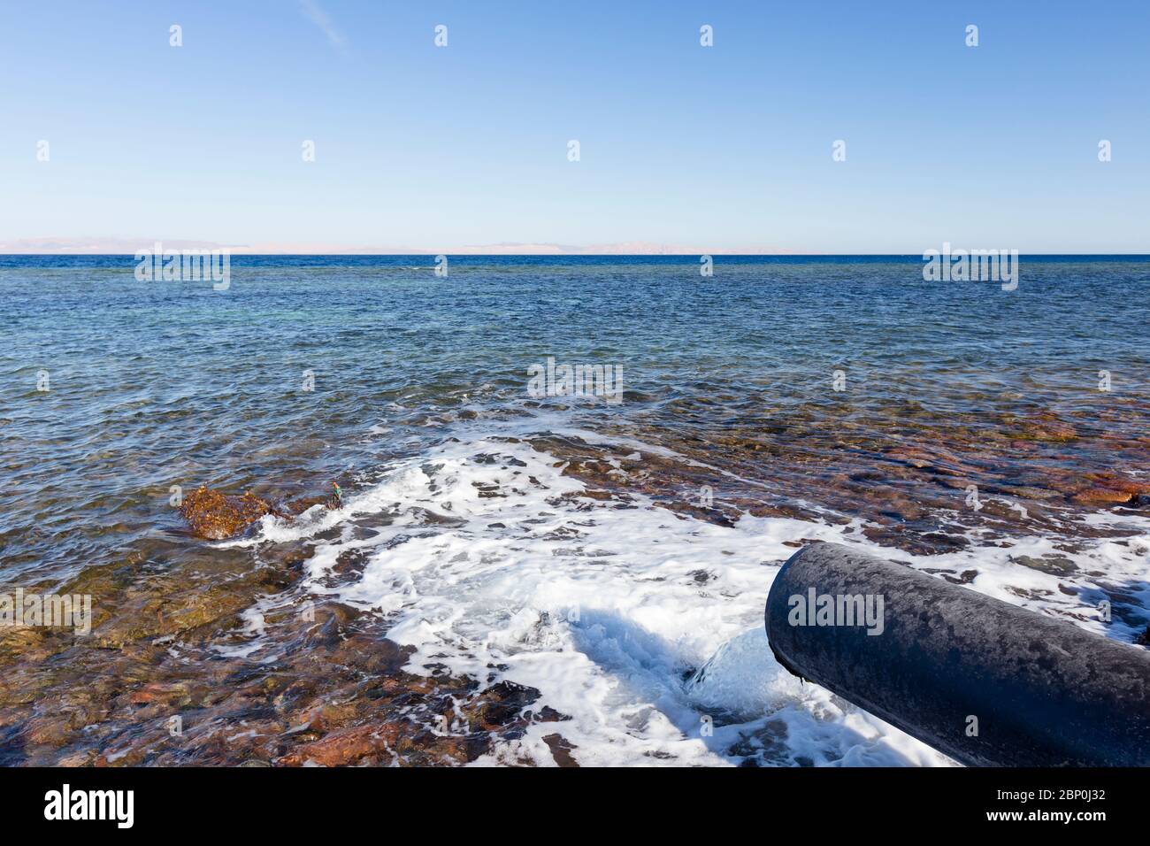 Rifiuti della tubazione dell'acqua di scarico verso il mare Foto Stock